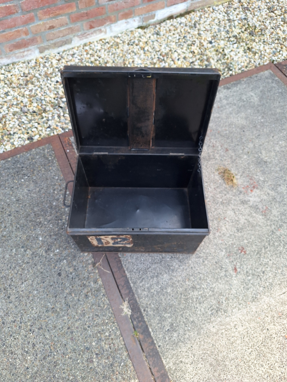 Oude metalen kist Engels omstreeks 1920 met sticker 12 erop nr KK20248