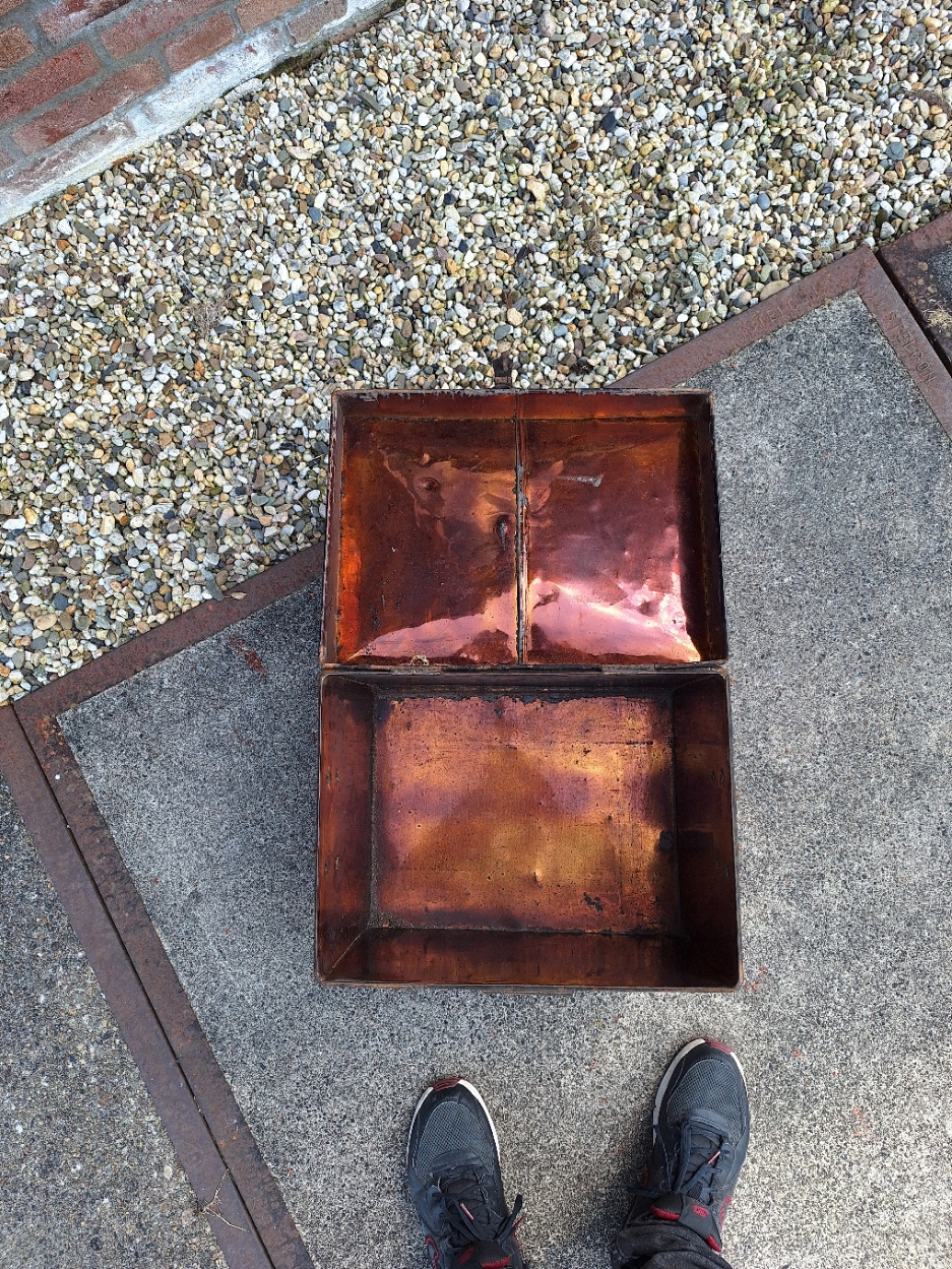 Oude metalen kist Engels omstreeks 1920 met sluitwerk voorop nr KK20249