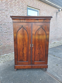 Hollands mahonie 2-deurs linnenkast 4x plank verstelbaar omstreeks 1880 nr K202543