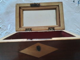 Oud en antiek ingelegd mahonie houten sieradendoosje.
