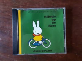 Dick Bruna met Nijntje op de fiets 2008 CD nr CD2024596