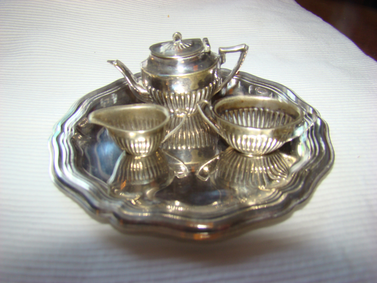 Mini verzilverd theepotje,suikerpot en melkkannetje voor poppenhuis