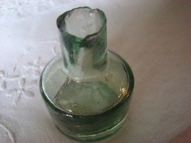 Rond groen glazen inktpotje