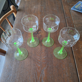 S/4 glazen Annagroen of uranium glas met groene gespikkelde voet en heldere licht gekante kelk