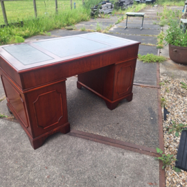 Oud engels bureau ingelegd met 3 vlakken leer omstreeks 1940-1950 mahonie nr B202641