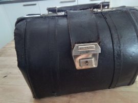 Tasje donkerbruin leder zogenaamd dokterstasje.Tasje donkerbruin leder