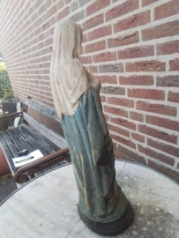 Oud en antiek Mariabeeld.