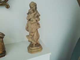 Oud en antiek Maria beeld met kindeke Jezus houtsnijwerk.