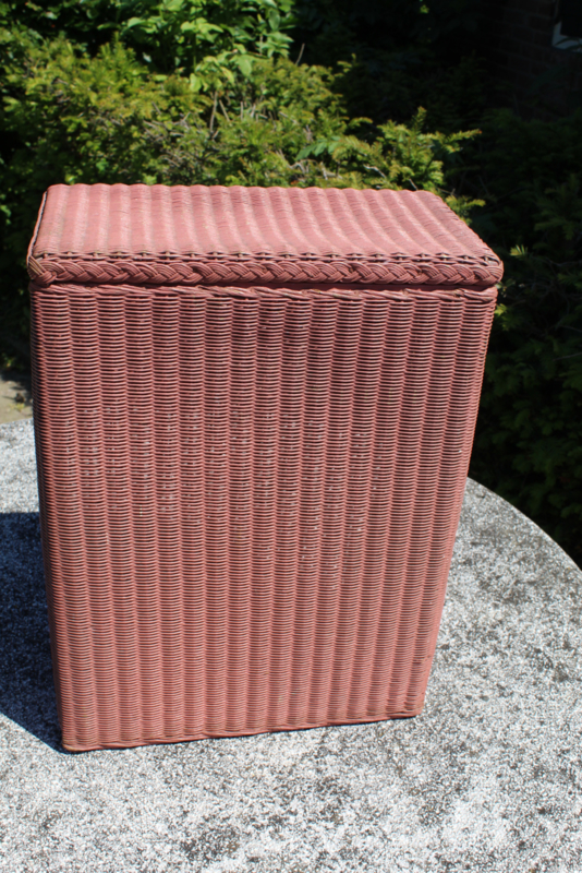 borst Intiem vluchtelingen Originele Lusty Loyd-Loom wasbox / wasmand oud roze met klep 12 april 1948  nr 400112 | Oude Lusty Loyd-Loom en webbing meubeltjes | ameliahoeve