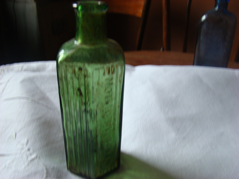 Groen glazen medicijnflesje | Gekleurd glas bewerkt glas oud | ameliahoeve
