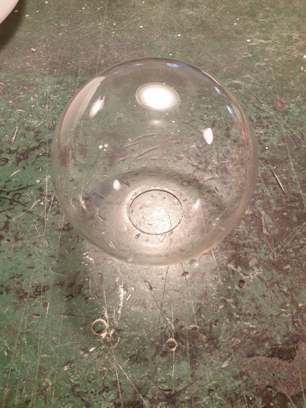 Uitsteken Oprecht verdwijnen Glazen bol transparant dia 12cm voor kleine fitting met veer nr 1200.55 |  Mondgeblazen kappen voor kleine (E-14) fitting met klemveer | ameliahoeve