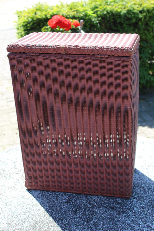 Creatie Europa Meting Originele Lusty Loyd-Loom wasbox / wasmand oud roze met klep 12 april 1948  nr 400112 | Oude Lusty Loyd-Loom en webbing meubeltjes | ameliahoeve
