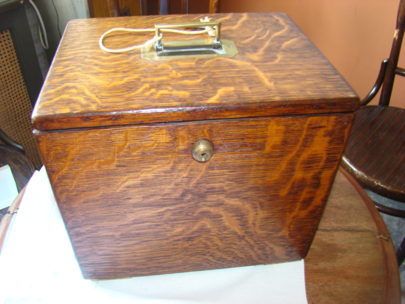 Antieke houten kist of kastje met zes laden.  Verkocht.