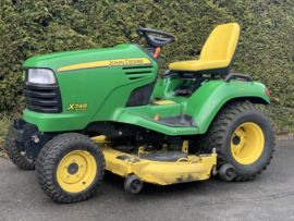 John Deere X748