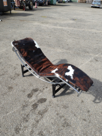Uit voorraad leverbaar, Corbusier LC4 kussen in tricolor koeienhuid