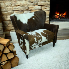Mickey loveseat in bruin met wit koeienhuid