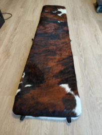 Uit voorraad leverbaar, Corbusier LC4 kussen in tricolor koeienhuid