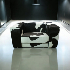 Kubus loveseat in zwart koeienhuid