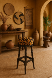 Jeremy barkruk in leopard koeienhuid