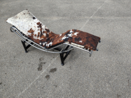 Uit voorraad leverbaar, Corbusier LC4 kussen in tricolor koeienhuid