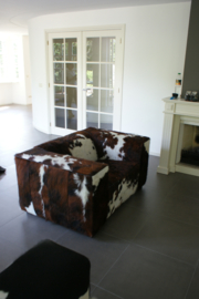 Blok loveseat in tricolor koeienhuid