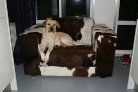 Klaas loveseat in bruinwit  koeienhuid