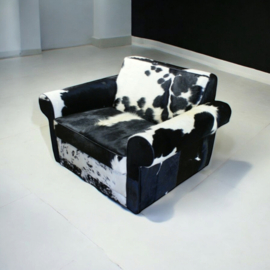 Rover fauteuil in zwart met wit koeienhuid