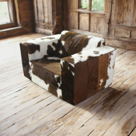 Klaas loveseat in bruinwit  koeienhuid