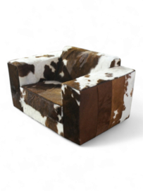 Klaas loveseat in bruinwit  koeienhuid