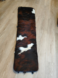 Uit voorraad leverbaar, Corbusier LC4 kussen in tricolor koeienhuid