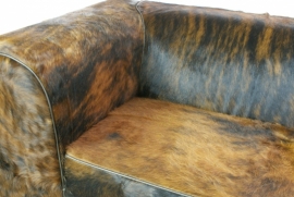 Bea 2.5-zitsbank in exotic koeienhuid