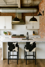 Conchita barstoel met armen in zwartwit koeienhuid