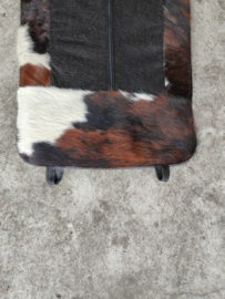 Uit voorraad leverbaar, Corbusier LC4 kussen in tricolor koeienhuid