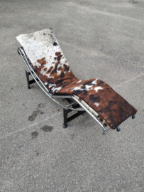 Uit voorraad leverbaar, Corbusier LC4 kussen in tricolor koeienhuid