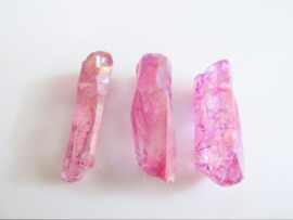 Bergkristal kraal roze obelisk electro plated 21-23x8-11 mm