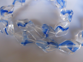 Glaskraal twist clear met wit en blauw 19x13 mm