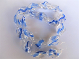 Glaskraal twist clear met wit en blauw 19x13 mm