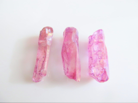 Bergkristal kraal roze obelisk electro plated 21-23x8-11 mm