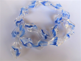 Glaskraal twist clear met wit en blauw 19x13 mm