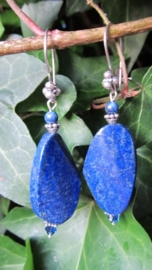 Oorbellen "Lapis with a twist"