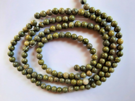 Jade olijfgroen kraal rond 7.8-8.4 mm