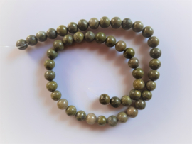 Jade olijfgroen kraal rond 7.8-8.4 mm