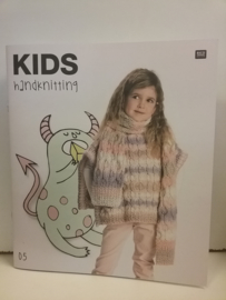 Kids handknitting 05