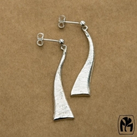 Silver earrings wavy triangles - zilveren oorbellen wavy driehoekjes (L10)