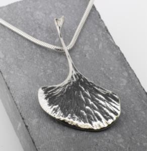 zilveren hanger handgemaakt ginkgo natuur silver pendant handmade nature ginkgo jewels juwelen