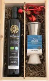 Kerstbox Saltsidis Bio Cretan Gold Olijfolie extra vierge 750ml &100% natuurlijke ZEEZOUTVLOKKEN Molen glas/RVS (inox), 190g- navulbaar
