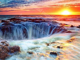 Waterval aan de zeekant bij ondergaande zon (40x50cm full painting)