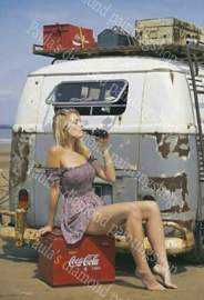 Jonge dame op coca cola koel koffer achter een busje (40x50cm full painting)
