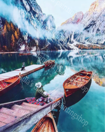 Roeibootjes bij steigers in een bergmeer (40x50cm full painting)