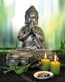 Boeddha in gebed zittend bij twee brandende kaarsen (40x50cm full painting)